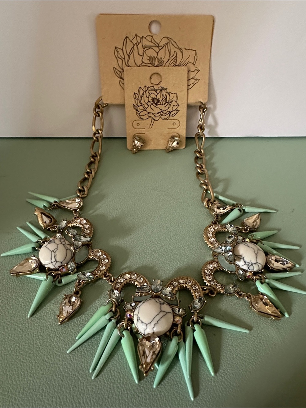 Source Unknown Mint Green and White Marbled Statement Necklace with Gold Tone